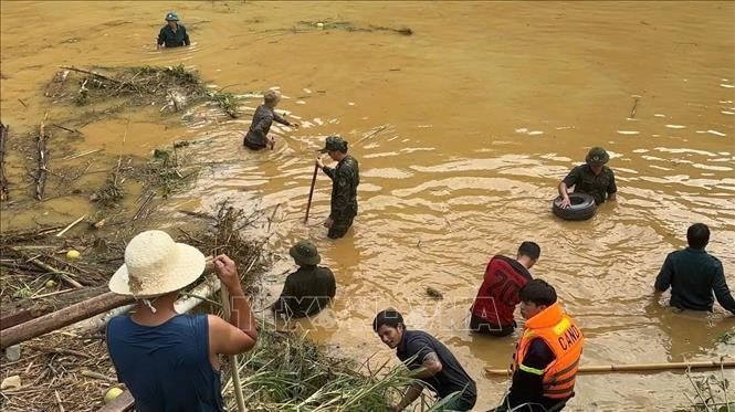 Các lực lượng tại chỗ tìm kiếm nạn nhân. Ảnh: TTXVN phát ao-ca-lao-cai3.jpg