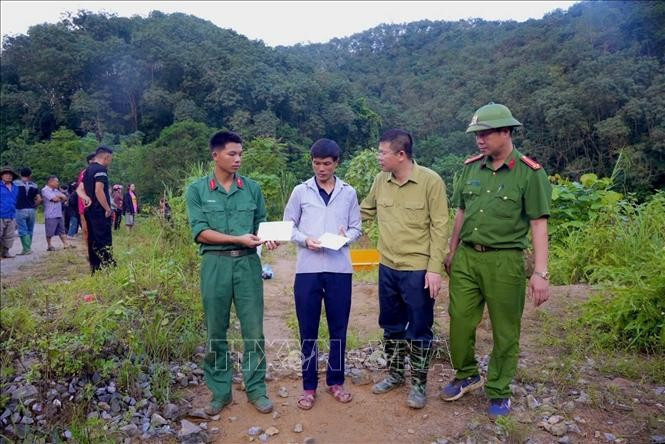 Trao hỗ trợ cho gia đình nạn nhân. Ảnh: TTXVN phát ao-ca-lao-cai5.jpg