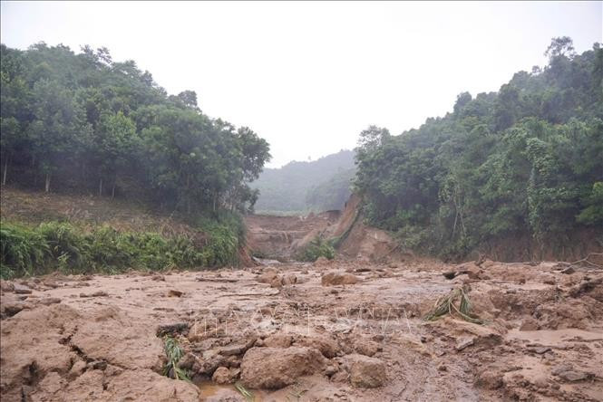 Hiện trường nơi ao cá bị vỡ. Ảnh: TTXVN phát ao-ca-lao-cai1.jpg