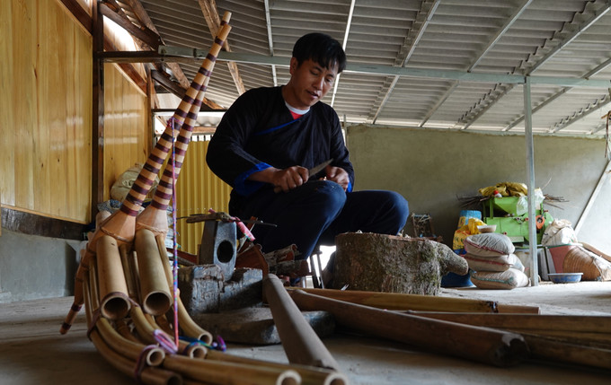 Cây khèn luôn gắn liền với đời sống người Mông, không chỉ mang tính tâm linh mà còn thể hiện tính văn nghệ mang đậm bản sắc. khen-mong6.jpg