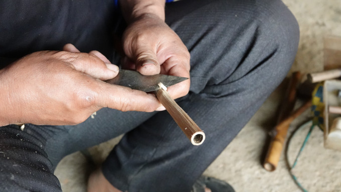 Để có những ống trúc làm khèn phải lựa chọn những cây trúc thẳng đẹp, được phơi khô rồi lắp ráp với thân khèn khen-mong10.jpg