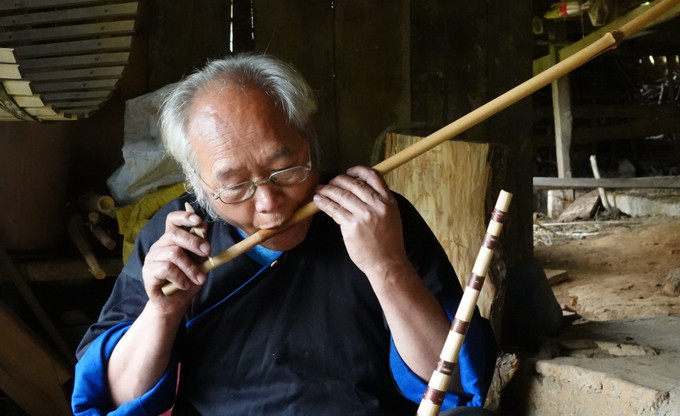Một công đoạn rất quan trọng, quyết định âm thanh của khèn là lá đồng. Chính vì vậy, nghệ nhân phải thẩm âm trước khi gắn lên ống trúc. khen-mong1.jpg