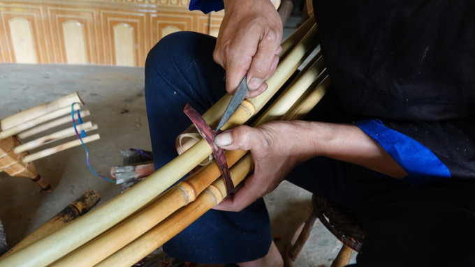 Công đoạn người Mông thắt nút cây khèn khen-mong4.jpg