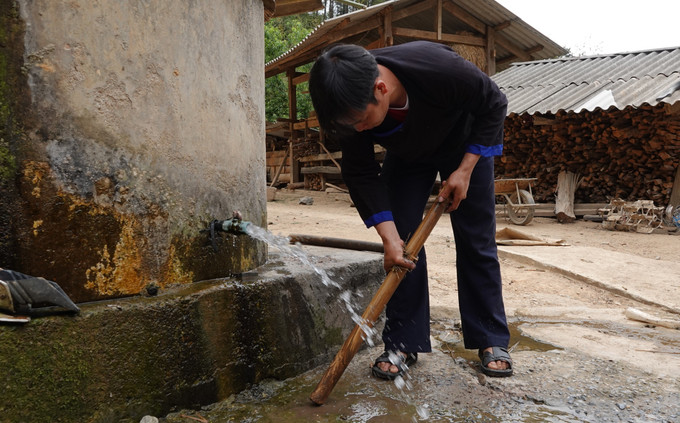 Để có những ống trúc làm khèn phải lựa chọn những cây trúc thẳng đẹp, được phơi khô rồi lắp ráp với thân khèn khen-mong5.jpg