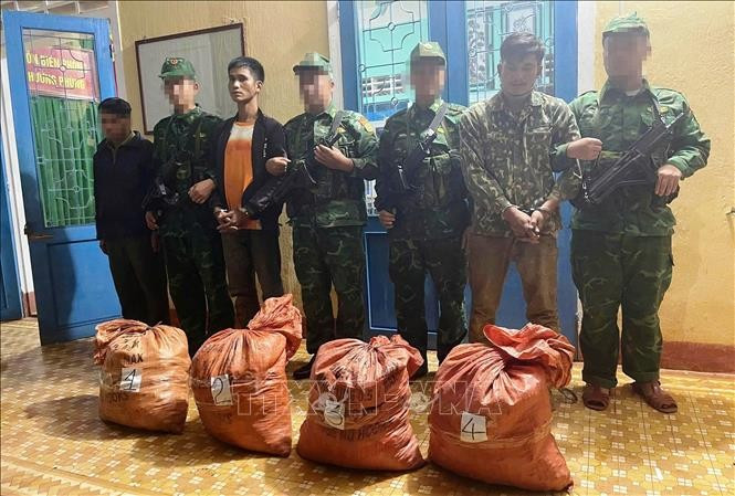 Lực lượng chức năng bắt giữ các đối tượng vận chuyển trái phép vật liệu nổ qua biên giới. Ảnh: TTXVN phát vat-lieu-no1.jpg