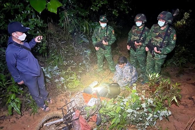 Lực lượng chức năng bắt giữ các đối tượng vận chuyển trái phép vật liệu nổ qua biên giới. Ảnh: TTXVN phát vat-lieu-no2.jpg