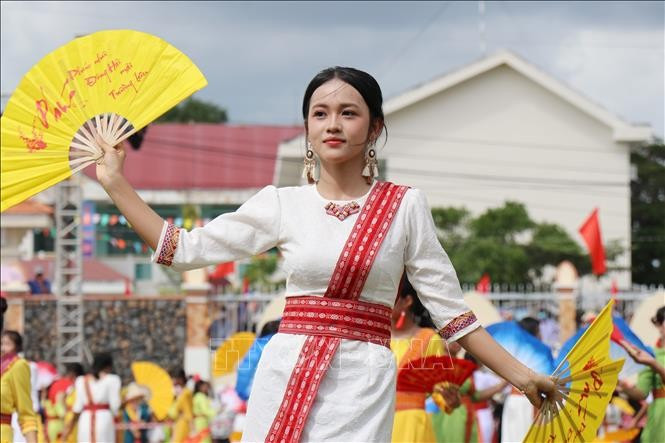 Cô gái người Chăm với tiết mục múa biểu diễn chào mừng Lễ hội Katê 2025 le-hoi-kate3.jpg