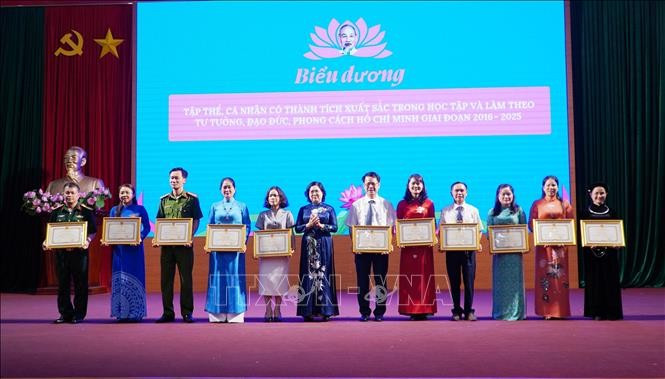 Trao Bằng khen các tập thể, cá nhân có thành tích xuất sắc trong học tập và làm theo tư tưởng, đạo đức, phong cách Hồ Chí Minh giai đoạn 2016- 2025. Ảnh: Nguyễn Công Hải - TTXVN bac-kan1.jpg