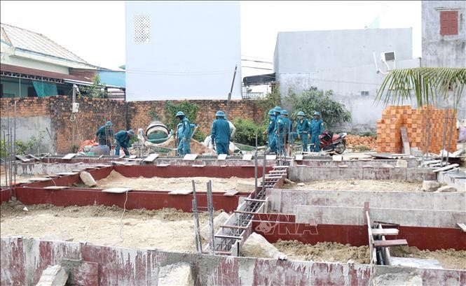 Triển khai xây mới nhà ở cho Mẹ Việt Nam Anh hùng Lương Thị Con tại xã Phong Nẫm, thành phố Phan Thiết (Bình Thuận). Ảnh: Nguyễn Thanh - TTXVN potal-binh-thuan-quyet-tam-xoa-nha-tam-nha-dot-nat-stand.jpg