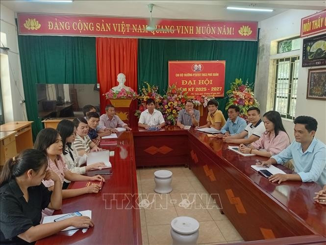 Ban giám hiệu Trường phổ thông dân tộc bán trú trung học cơ sở Phú Xuân, tỉnh Thanh Hóa triển khai nhiệm vụ năm học mới. Ảnh: Nguyễn Nam/TTXVN thanhhoa-namhocmoi4.jpg