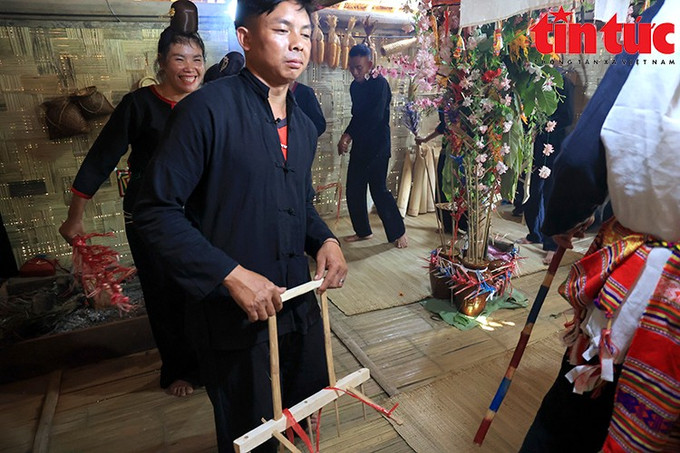 Bà con dân bản cùng nhau múa xòe và diễn trò chơi cày bừa tại nghi lễ. phu-0796.jpg