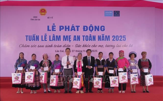 Trao quà tri ân các cô đỡ thôn bản tiêu biểu xuất sắc của tỉnh Lào Cai. Ảnh: Hương Thu/TTXVN co-do-thon-ban2.jpg
