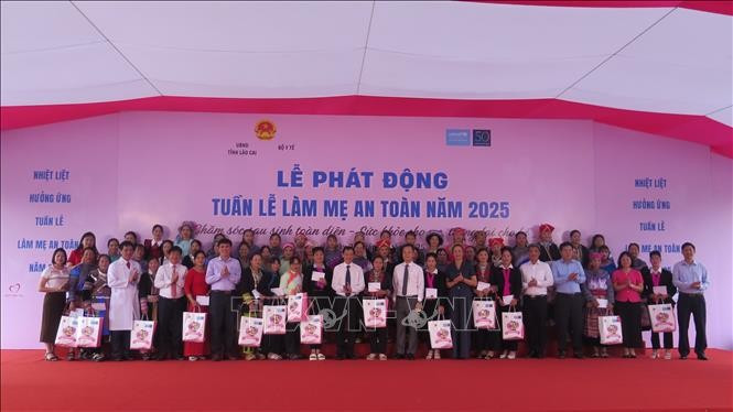 Trao quà tri ân các cô đỡ thôn bản tiêu biểu xuất sắc của tỉnh Lào Cai.Ảnh: Hương Thu/TTXVN co-do-thon-ban1.jpg