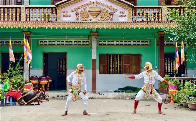 Điểm đặc biệt ở biểu diễn trống Chhay-Dăm không chỉ ở kỹ thuật đánh trống mà còn ở phần trình diễn hình thể. a-day2.jpg