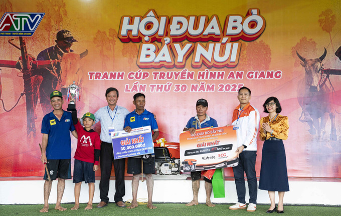 Ban tổ chức trao giải Nhất cho chủ đôi bò số đeo 09 của ông Chau Khon (xã Ba Chúc) với phần thưởng trị giá 30 triệu đồng. dua-bo-7nui-9.jpg