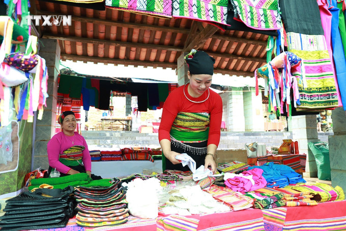 Gian hàng giới thiệu trang phục truyền thống của dân tộc Mường. vna-potal-ruc-ro-sac-mau-van-hoa-dan-toc-trong-chuoi-su-kien-vui-tet-doc-lap-8247100.jpg