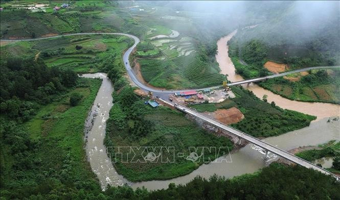 Lai Châu đang tích cực phối hợp cùng chủ đầu tư là Ban Quản lý dự án 2 (Bộ Giao thông Vận tải, nay là Bộ Xây dựng) đẩy nhanh tiến độ, sớm hoàn thành tuyến đường nối thành phố Lai Châu với cao tốc Nội Bài - Lào Cai. Ảnh: Việt Dũng/ TTXVN lai-chau8.jpg