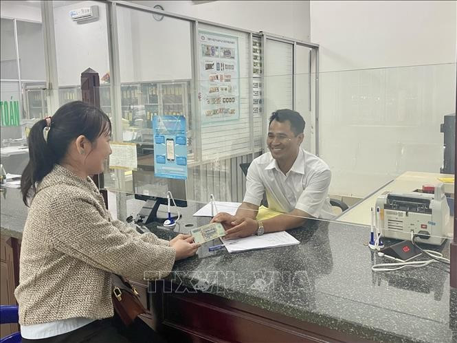 Bà Lê Thị Hường, thôn Sơn Trung, xã Phú Nghĩa, trở thành khách hàng đầu tiên được Phòng giao dịch giải ngân vốn vay theo chính sách mới với tổng số tiền 346 triệu đồng. Ảnh: K GỬIH/TTXVN tin-dung-sv2.jpg