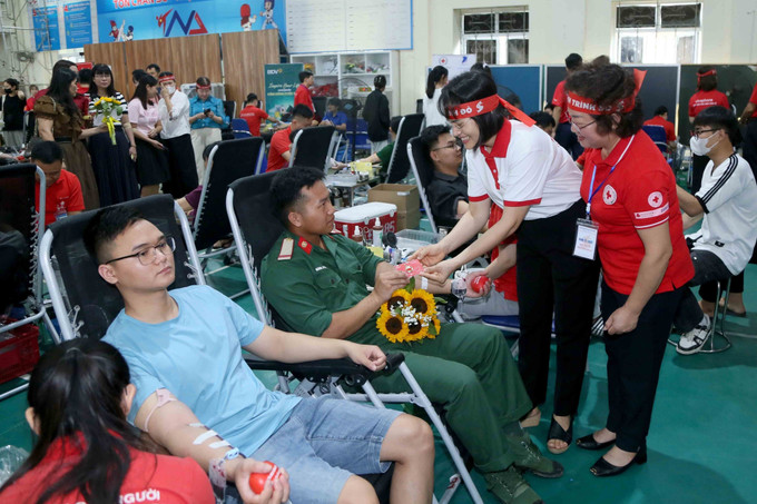 Đại diện Ban tổ chức “Ngày hội hiến máu - Giọt hồng Sơn La” năm 2025 chúc mừng người tham gia hiến máu tình nguyện. potal-ngay-hoi-hien-mau-giot-hong-son-la-nam-2025-8106629.jpg