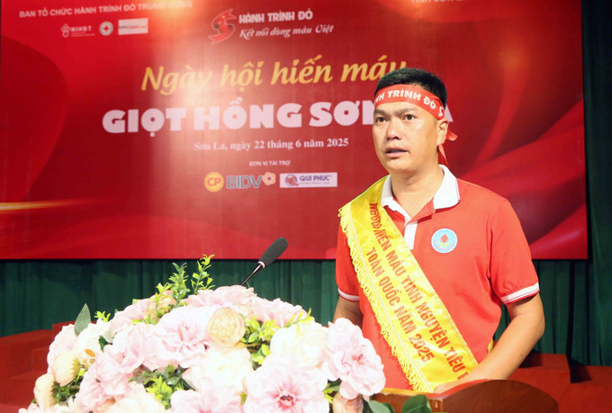 Anh Hoàng Thanh Tùng, tình nguyện viên của Hội Chữ thập đỏ tỉnh và Câu lạc bộ "Hành trình đỏ Sơn La” đại diện cho những người hiến máu tiêu biểu phát biểu. potal-ngay-hoi-hien-mau-giot-hong-son-la-nam-2025-8106654.jpg