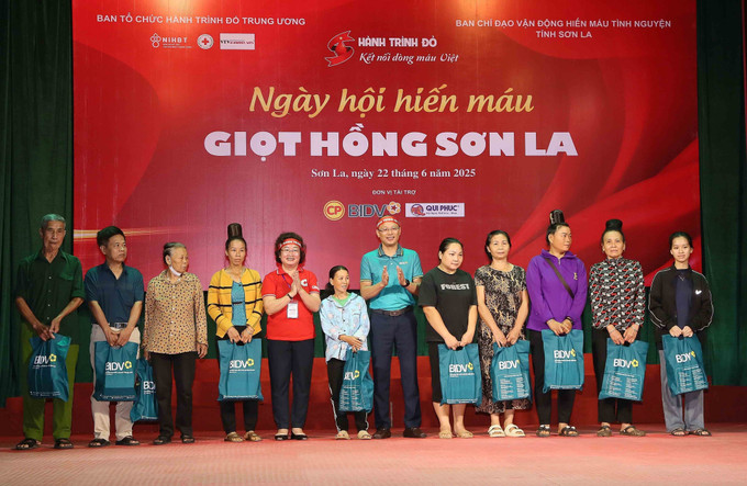 Tặng quà cho đại diện các gia đình chính sách, người có hoàn cảnh khó khăn. potal-ngay-hoi-hien-mau-giot-hong-son-la-nam-2025-8106655.jpg