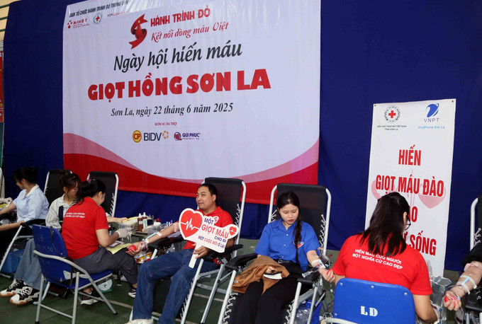 Đông đảo các tầng lớp nhân dân đang sinh sống, làm việc tại thành phố Sơn La, tỉnh Sơn La tham gia hiến máu tình nguyện tại ngày hội. potal-ngay-hoi-hien-mau-giot-hong-son-la-nam-2025-8106642.jpg