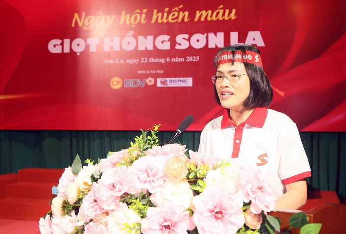 Phó Giám đốc Trung tâm Máu quốc gia (Viện Huyết học - Truyền máu Trung ương) Võ Thị Diễm Hà phát biểu. potal-ngay-hoi-hien-mau-giot-hong-son-la-nam-2025-8106646.jpg