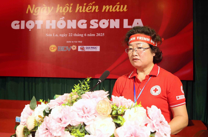 Chủ tịch Hội Chữ thập đỏ tỉnh Sơn La Cầm Thị Chuyên phát biểu. potal-ngay-hoi-hien-mau-giot-hong-son-la-nam-2025-8106644.jpg