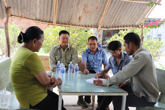 Người dân xã Truông Mít (Dương Minh Châu, Tây Ninh) ký cam kết đổ rác đúng nơi quy định. potal-tay-ninh-bao-dong-tinh-trang-o-nhiem-kenh-rach-do-rac-thai-8055408.jpg