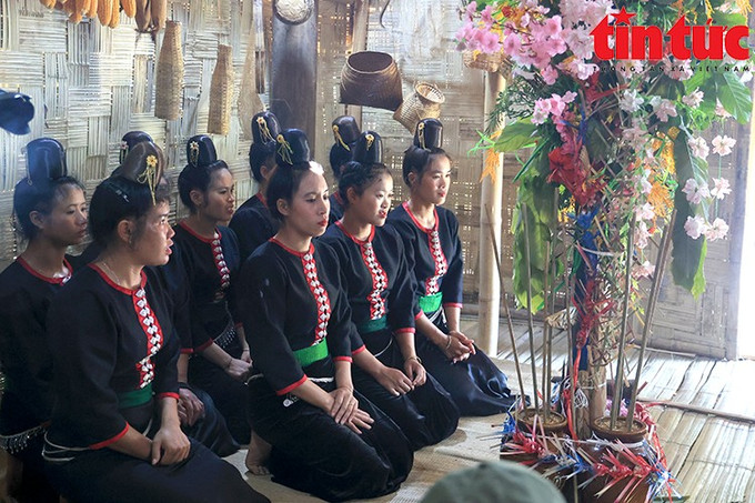 Bà con trong bản đến dự lễ. phu-0757.jpg