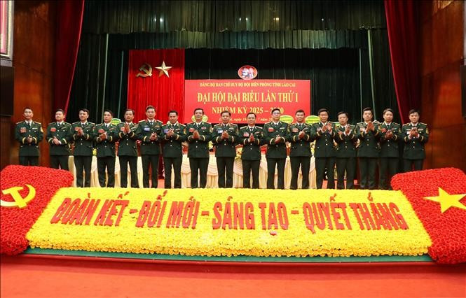 Đại biểu cấp trên chụp ảnh lưu niệm với BCH Đảng bộ Ban Chỉ huy Bộ đội Biên phòng tỉnh Lào Cai, nhiệm kỳ 2025 - 2030. dh-lc5.jpg