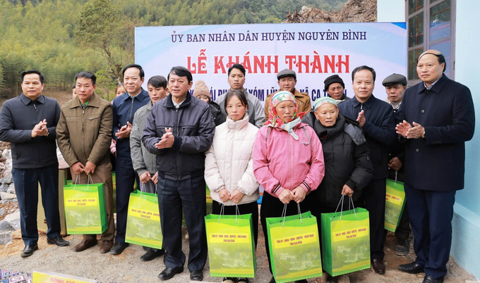 Ông Hoàng Xuân Ánh, Chủ tịch UBND (đứng giữa) cùng các lãnh đạo tỉnh Cao Bằng tặng quà cho nhân dân trong Lễ khánh thành nhà tái định cư. Ảnh: Thanh Loan/TTXVN phát potal-cao-bang-khanh-thanh-2-khu-tai-dinh-cu-cho-cac-ho-thiet-hai-nang-sau-bao-yagi-7781410.jpg