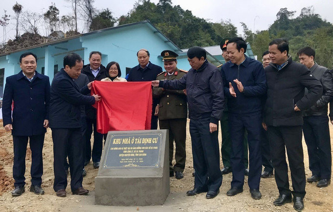 Lãnh đạo tỉnh Cao Bằng mở bang khánh thành khu tái định cư xóm Lũng Lỳ, xã Ca Thành, huyện Nguyên Bình. Ảnh: Thanh Loan/TTXVN phát potal-cao-bang-khanh-thanh-2-khu-tai-dinh-cu-cho-cac-ho-thiet-hai-nang-sau-bao-yagi-7781411.jpg