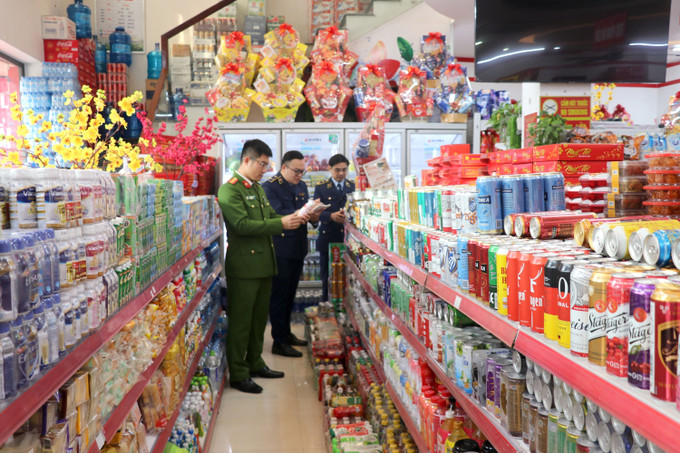 Đoàn liên ngành triển khai đợt cao điểm kiểm tra, kiểm soát tại nhiều cơ sở kinh doanh trên địa bàn tỉnh Tuyên Quang. Ảnh: Hoàng Hải - TTXVN potal-tuyen-quang-siet-chat-quan-ly-dam-bao-cung-ung-hang-hoa-dip-tet-at-ty-2025-144931899-7775146.jpg