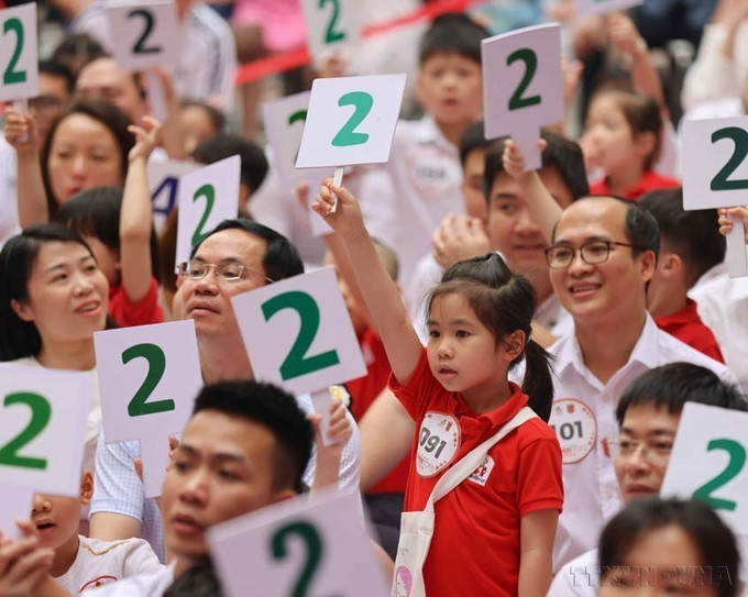 Trẻ mầm non cùng phụ huynh hào hứng tham gia vòng thi khởi động "Super Tots 2024", cuộc thi song ngữ Anh - Việt (2024). Ảnh: Thanh Tùng - TTXVN potal-ngay-dan-so-viet-nam-2612-nang-cao-chat-luong-dan-so-de-dat-nuoc-phon-vinh-gia-dinh-hanh-phuc-7772697.jpg