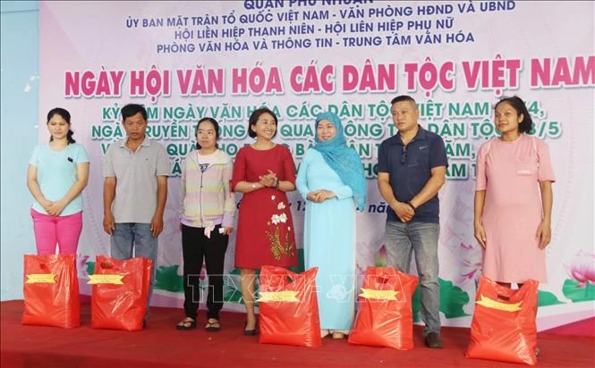 Trao quà cho đồng bào dân tộc Chăm, Khmer có hoàn cảnh khó khăn. Ảnh: Thu Hương – TTXVN