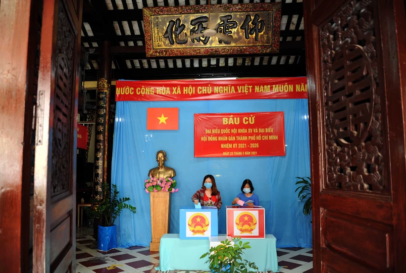 Cử tri bỏ phiếu tại khu vực bỏ phiếu số 72, hội quán Lệ Châu, phường 14, quận 5, thành phố Hồ Chí Minh