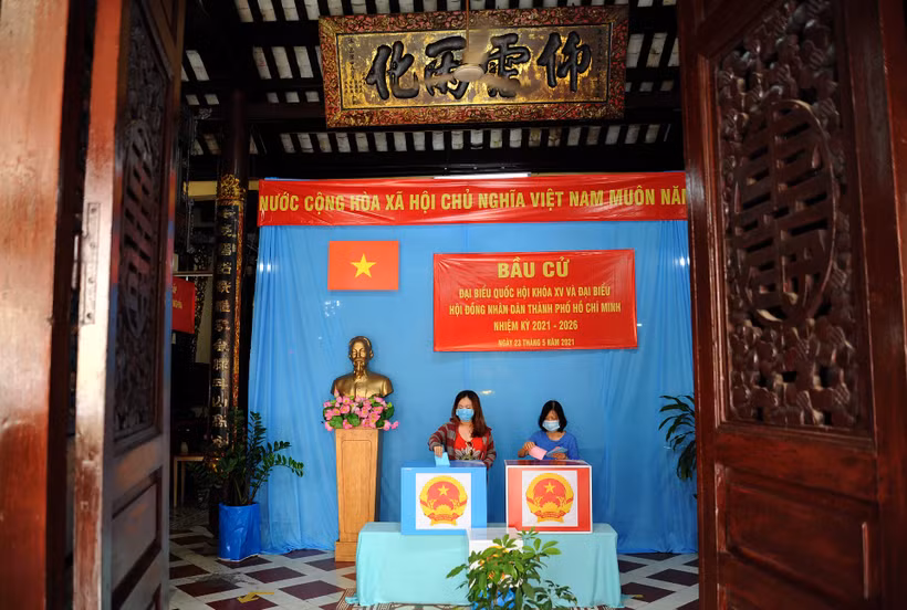 Cử tri bỏ phiếu tại khu vực bỏ phiếu số 72, hội quán Lệ Châu, phường 14, quận 5, thành phố Hồ Chí Minh