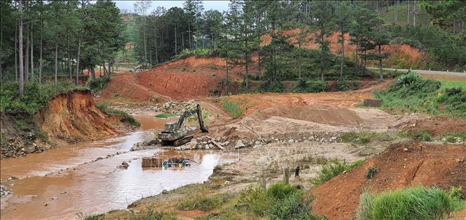 Tiếp diễn việc khai thác cát gây sạt lở ở rừng đầu nguồn Đa Nhim (Lâm Đồng)