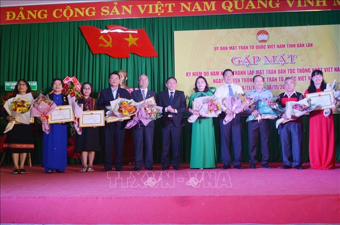 Tặng Bằng khen của Ủy ban nhân dân tỉnh Đắk Lắk cho các cá nhân, tập thể. Ảnh: Hoài Thu – TTXVN.