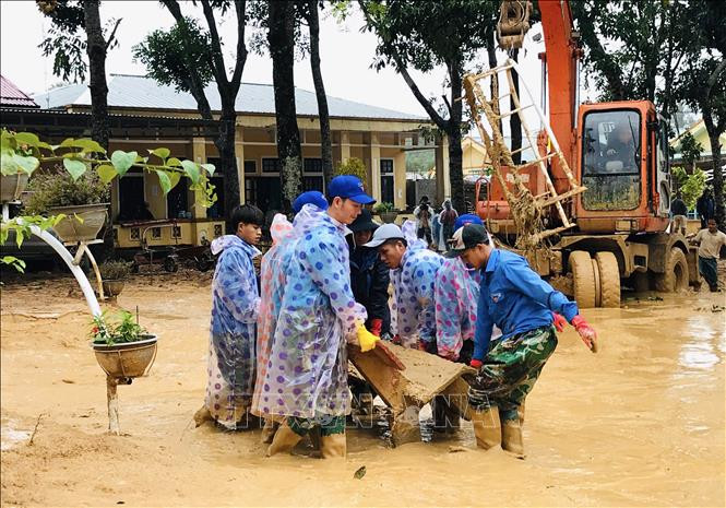 Lực lượng đoàn viên thanh niên giúp các trường học ở xã Hướng Việt khắc phục hậu quả lũ lụt. Ảnh: Hồ Cầu-TTXVN