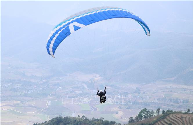 Một phi công tham dự Giải cất cánh thành công tại Giải dù lượn đường trường Putaleng mở rộng năm 2020. Ảnh: TTXVN