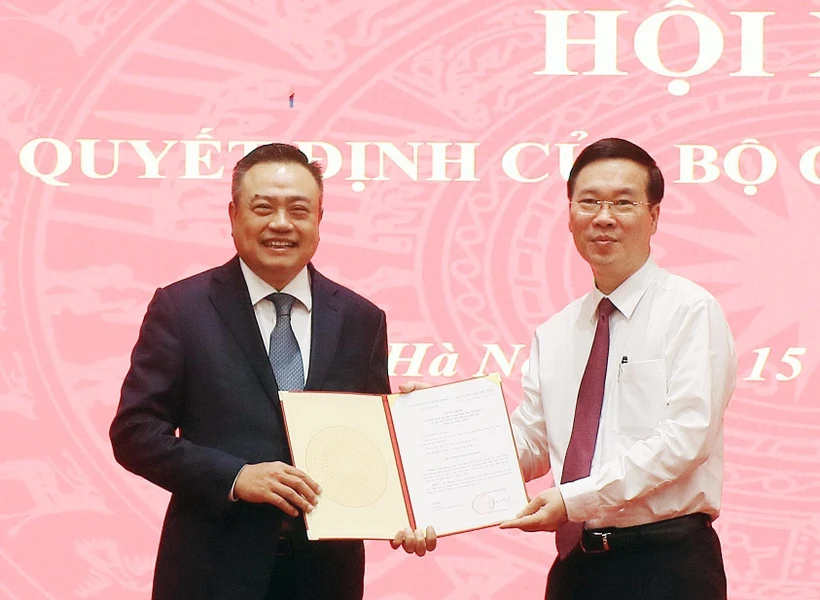 Thường trực Ban Bí thư Võ Văn Thưởng trao Quyết định của Bộ Chính trị bổ nhiệm đồng chí Trần Sỹ Thanh, Uỷ viên Trung ương Đảng giữ chức Phó Bí thư Thành uỷ Hà Nội. Ảnh: Lâm Khánh - TTXVN