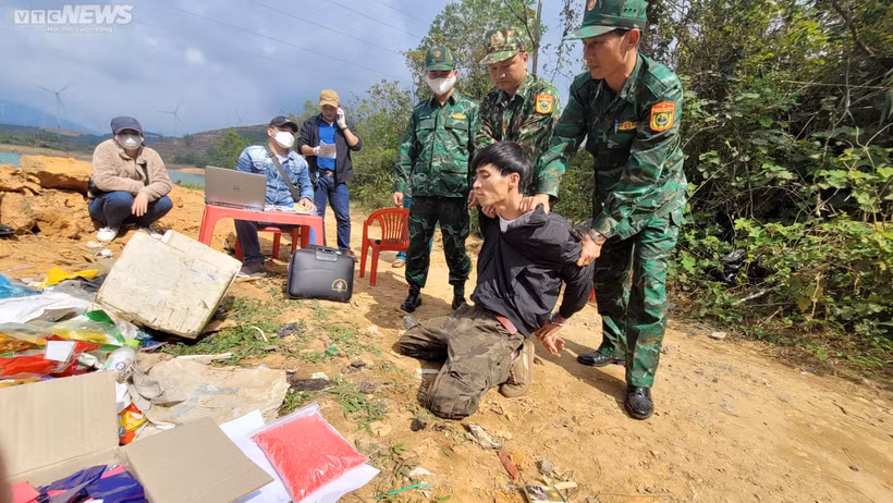 Võ Quyết Thắng bị lực lượng chức năng khống chế và thu giữ số tang vật là 12.000 viên ma túy tổng hợp. Ảnh: vtc.vn