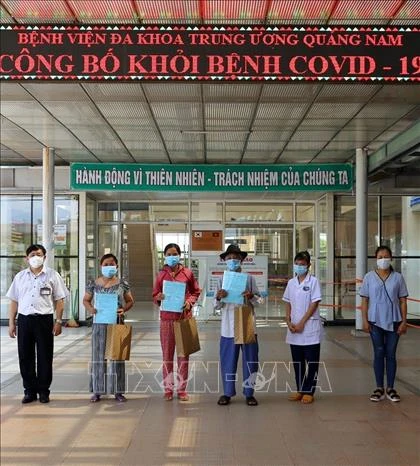 Các bệnh nhân tại Quảng Nam được chữa khỏi bệnh sáng ngày 9/9/2020. Ảnh: Trịnh Bang Nhiệm - TTXVN