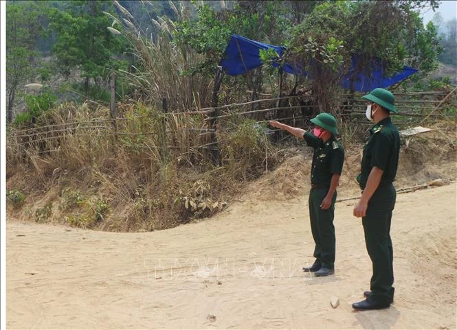 Lực lượng biên phòng Đồn Mô Rai (huyện Sa Thầy) kiểm tra kiểm soát chặt chẽ, không để bất cứ trường hợp nào qua biên giới trở về mà không khai báo y tế. Ảnh: Cao Nguyên-TTXVN