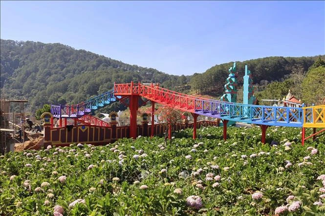 Công trình Vườn Thượng Uyển Bay trên khu đất thuộc diện quy hoạch đất rừng phòng hộ của thành phố Đà Lạt (Lâm Đồng). Ảnh: TTXVN