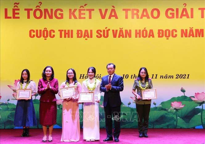 Thứ trưởng Trịnh Thị Thuỷ và Vụ trưởng Vụ thư viện Phạm Quốc Hùng với 2 Đại sứ Văn hoá đọc năm 2021 Bạch Hải Hạnh, Nguyễn Minh Phương (đứng giữa). Ảnh: Hoàng Hiếu - TTXVN