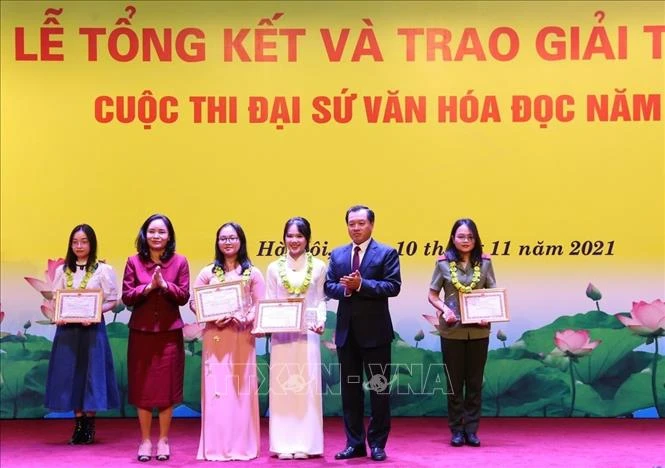 Thứ trưởng Trịnh Thị Thuỷ và Vụ trưởng Vụ thư viện Phạm Quốc Hùng với 2 Đại sứ Văn hoá đọc năm 2021 Bạch Hải Hạnh, Nguyễn Minh Phương (đứng giữa). Ảnh: Hoàng Hiếu - TTXVN