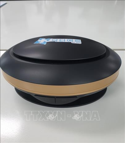 Sản phẩm máy lọc không khí khử khuẩn chống COVID-19 của Viện Công nghệ Chamhana (loại đặt trên ô tô). Ảnh: Mạnh Hùng-PV TTXVN tại Hàn Quốc